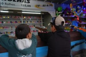QUADRILHA: A UDN está preparando um belo estande de tiro ao petista para sua próxima festa junina infantil no playstation.